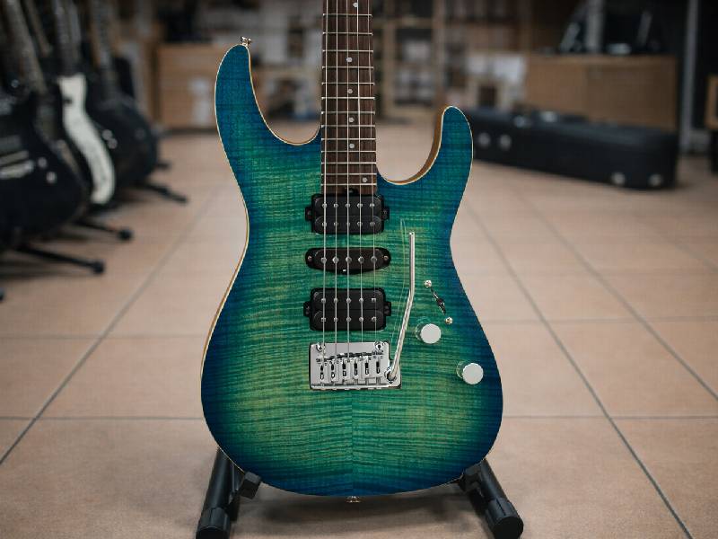 Изумрудная гитара Фендер Stratokaster