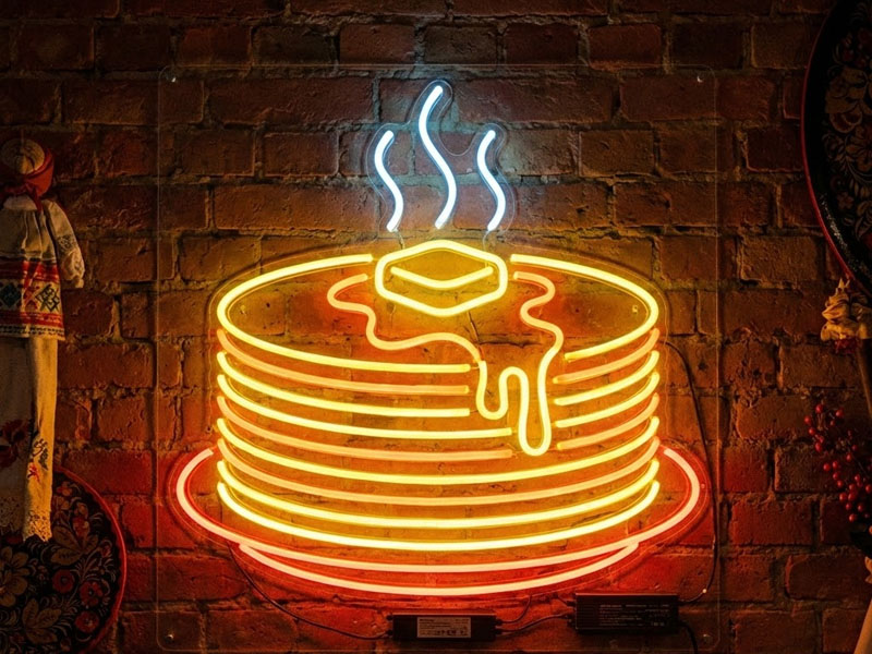 Неоновая вывеска «Блины»