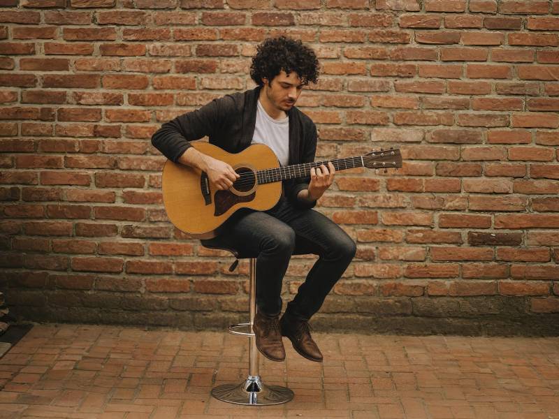 Барный стул для гитариста