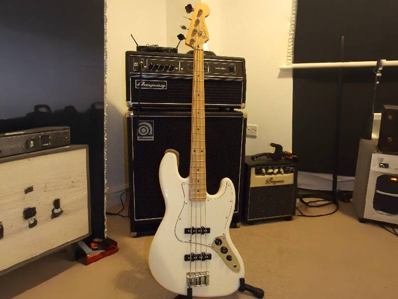 Белая бас-гитара в стиле Фендер Стандарт (реплика)