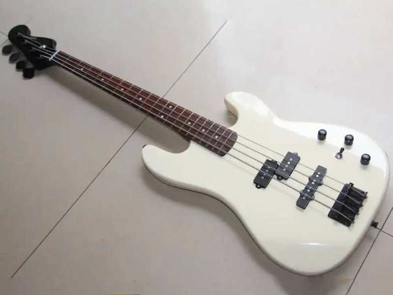 Белая бас-гитара в стиле Фендер Стандарт (реплика)