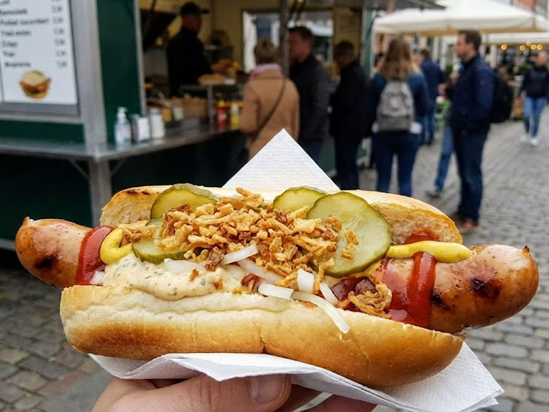 Датский хот-дог (куриная сосиска на гриле) — вид 3