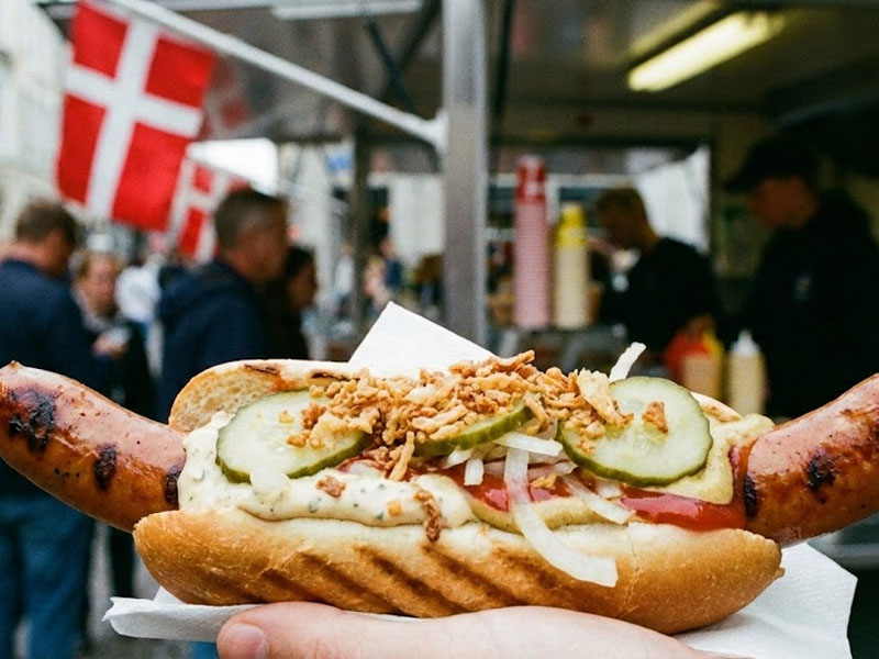 Датский хот-дог (свиная сосиска на гриле)