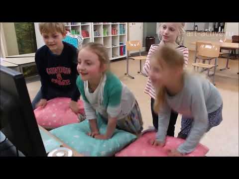 Игровая консоль с подушками