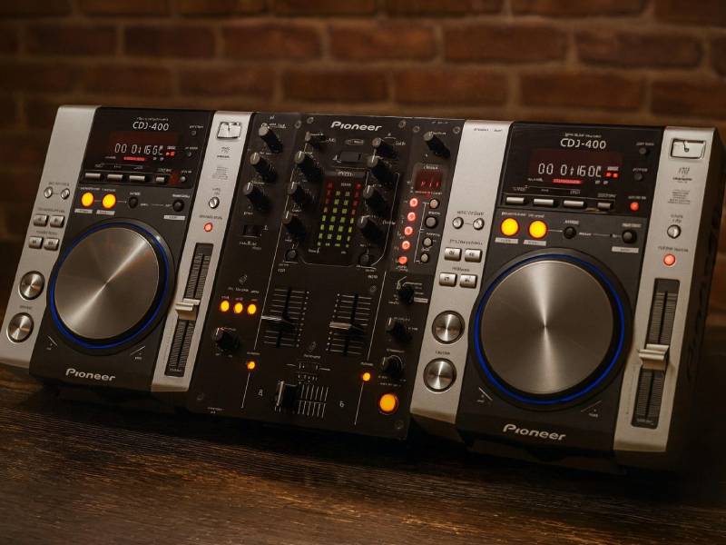 Ди-джейские сд-проигрыватели PIONEER CDJ-200