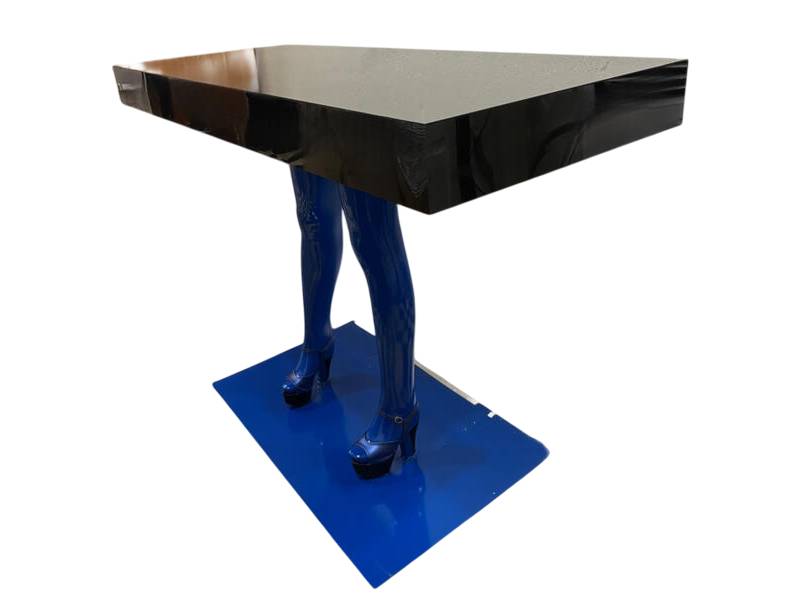 Ди-джейский стол на женских ножках