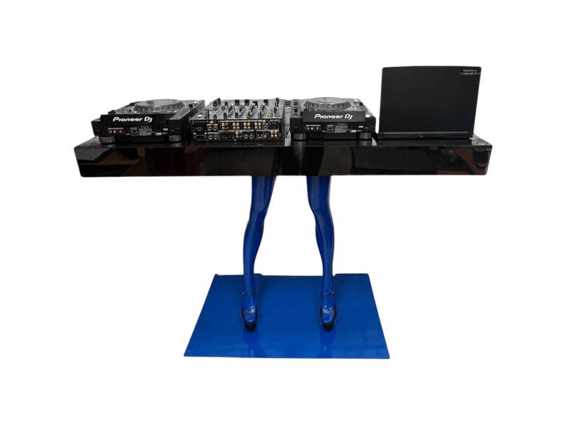 Ди-джейский стол на женских ножках