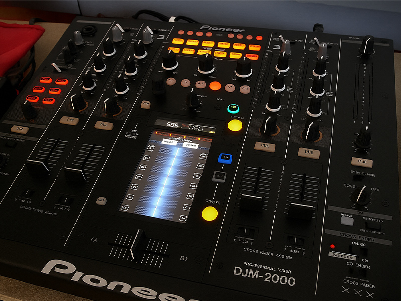 Ди-джейский микшер Pioneer DJM-2000
