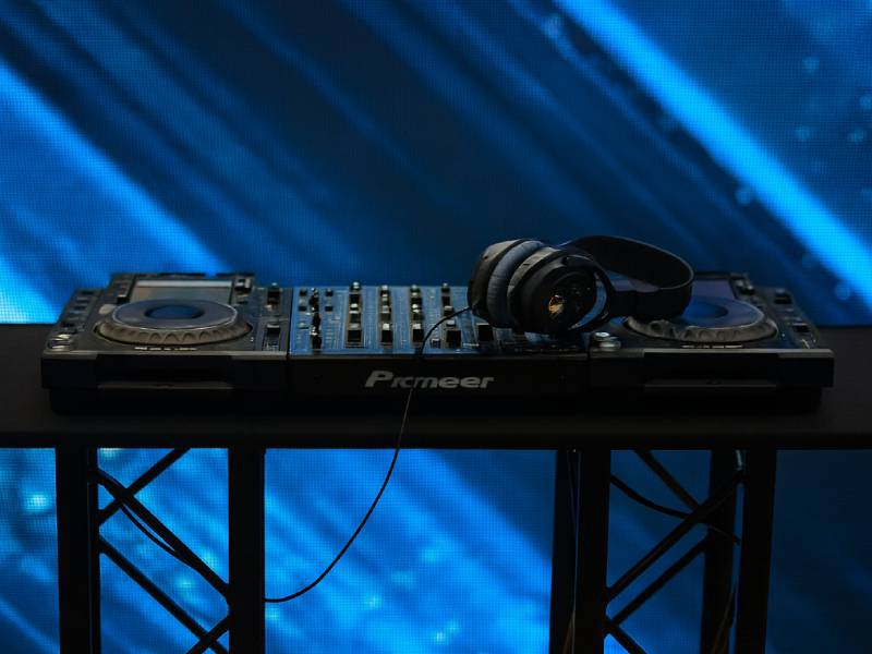 DJ стол на моно-тотемах