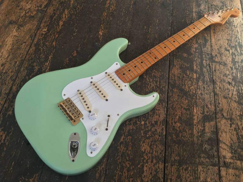 Электрогитара зеленая Fender Stratocaster