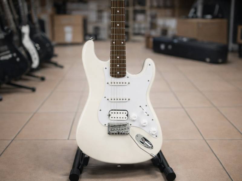 Гитара белого цвета FENDER SQUIER