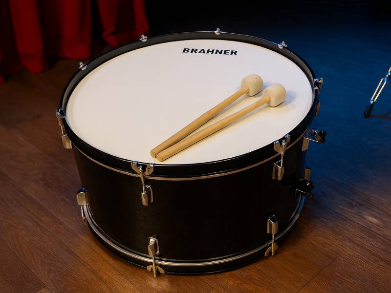 Маршевый черный бас-барабан Brahner