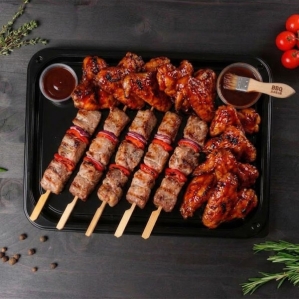 Набор брошет из свиной шейки и куриные крылья BBQ 