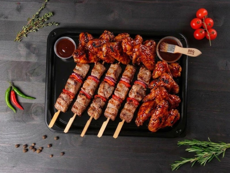 Набор брошет из свиной шейки и куриные крылья BBQ 