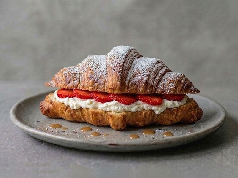 Набор круассанов с клубникой и рикоттой