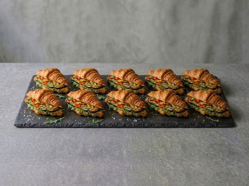 Набор круассанов с овощами гриль и соусом песто — вид 2