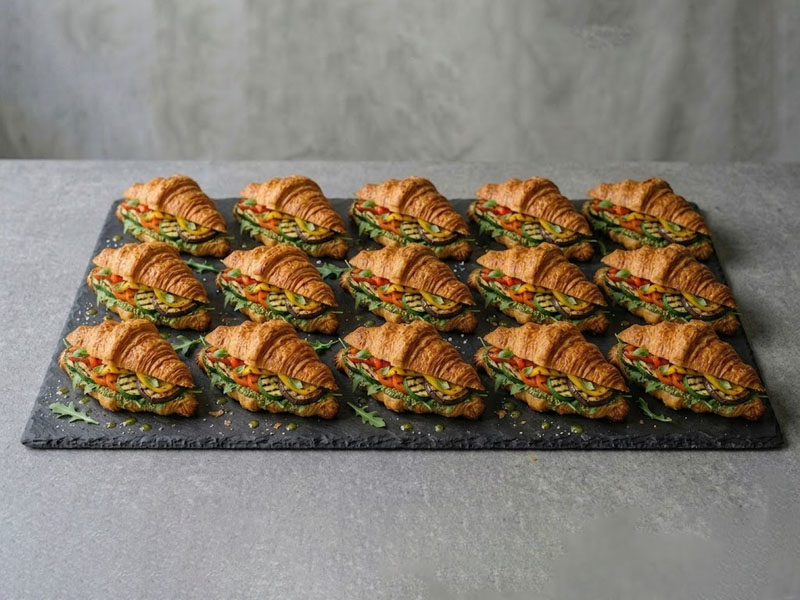 Набор круассанов с овощами гриль и соусом песто — вид 3