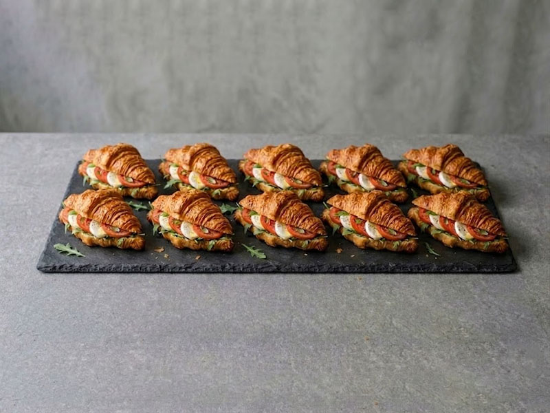 Набор круассанов с сыром моцарелла и томатами — вид 2