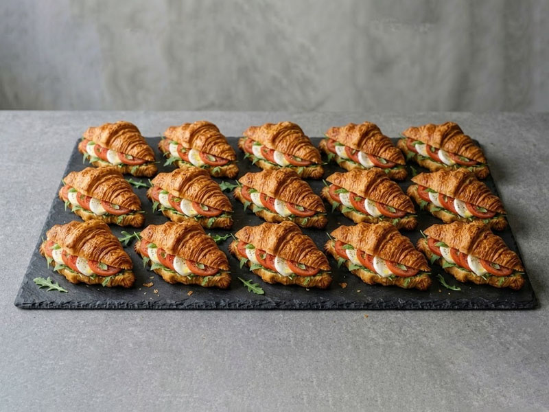 Набор круассанов с сыром моцарелла и томатами — вид 3