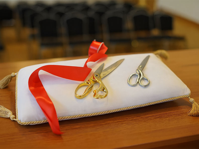 Ножницы для перерезания красной ленты и красная подушка-поднос