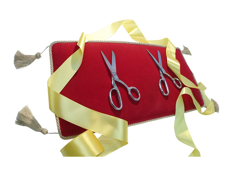 Ножницы для перерезания красной ленты и красная подушка-поднос