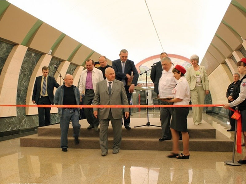 Ножницы для перерезания красной ленты и красная подушка-поднос