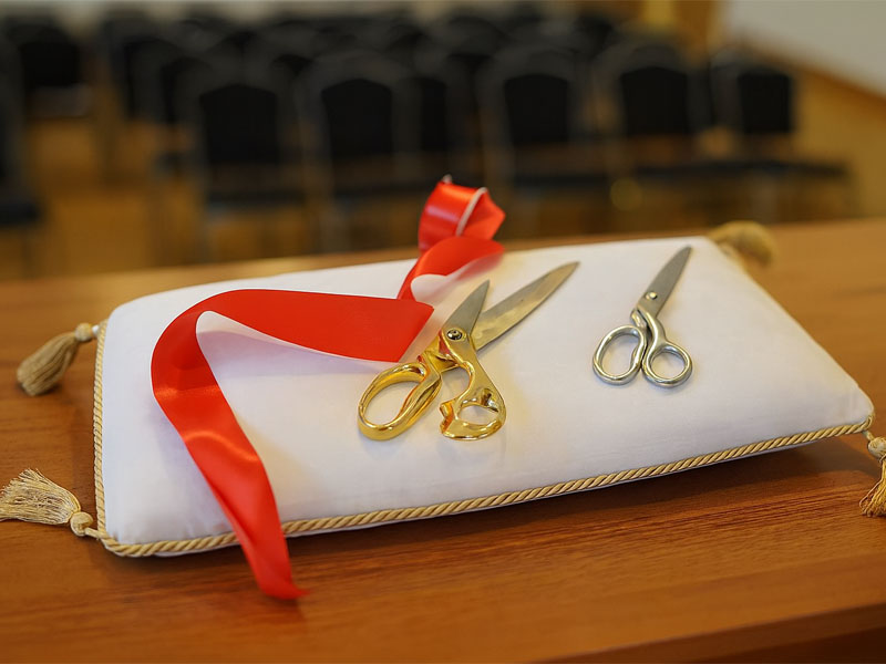 Ножницы презентационные на белой подушке-подносе