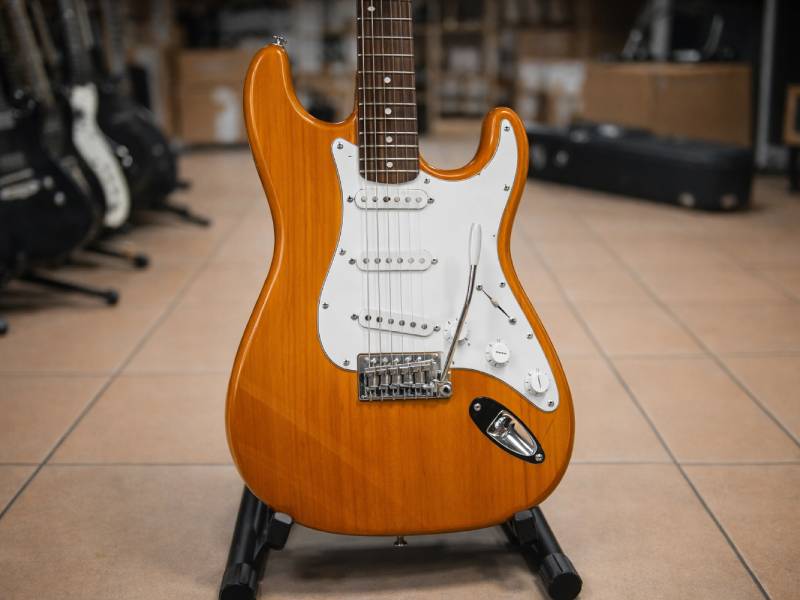 Оранжевая гитара, копия Стратокастера
