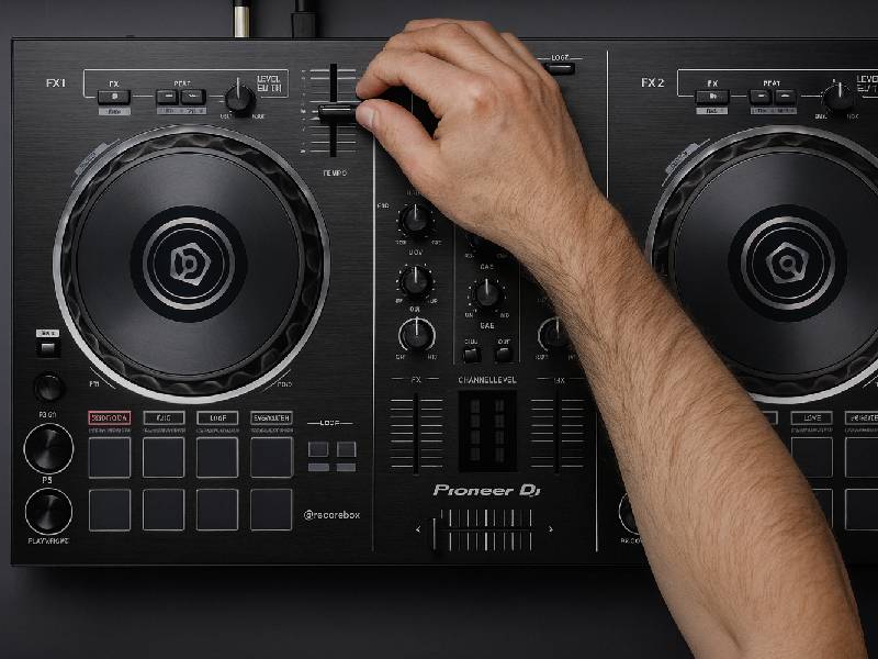 Ди-джейский контроллер Pioneer DDJ-RB
