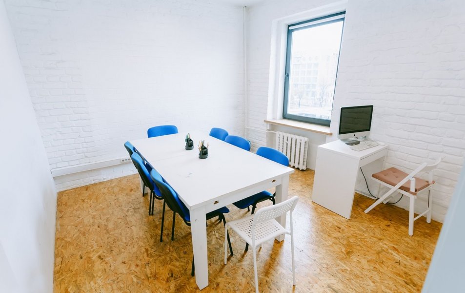 Светлая переговорная Room 1 в центре Москвы, рядом с метро Чеховская — фото 1