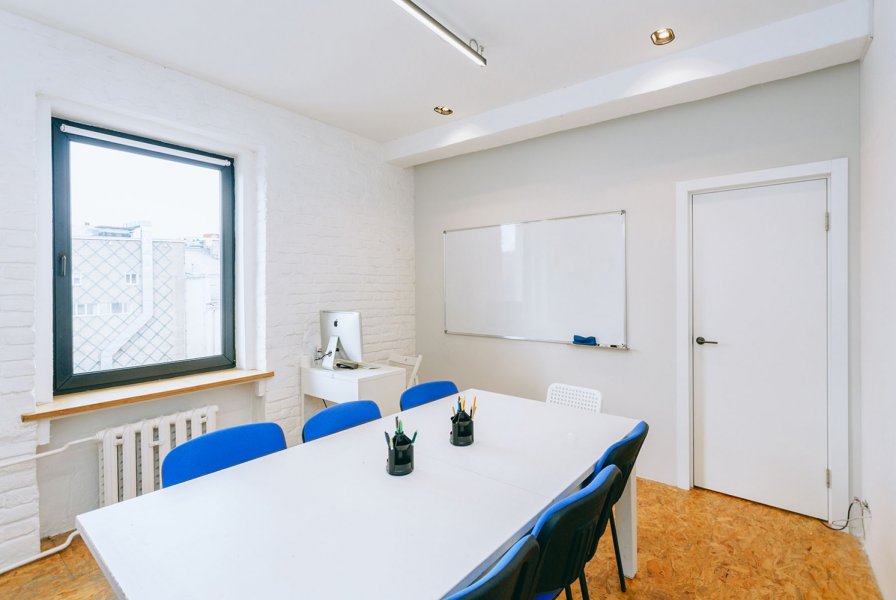 Светлая переговорная Room 1 в центре Москвы, рядом с метро Чеховская — фото 2