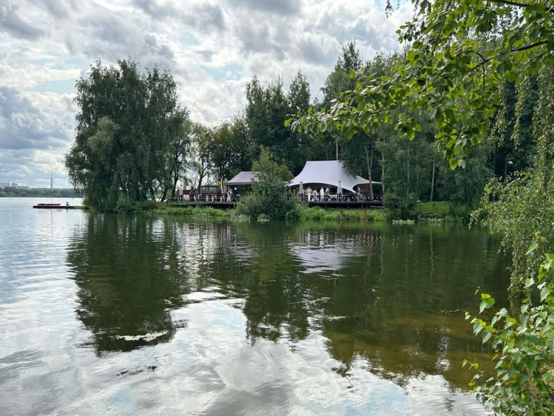 Большая летняя терраса у воды на серфстанцие Pro-veter в Строгино — фото 8