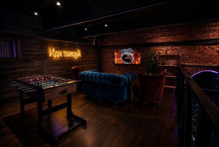 Cactus loft | Роскошный двухуровневый лофт | Удобная барная зона с кухней на первом этаже, лаундж-зона на втором — фото 6