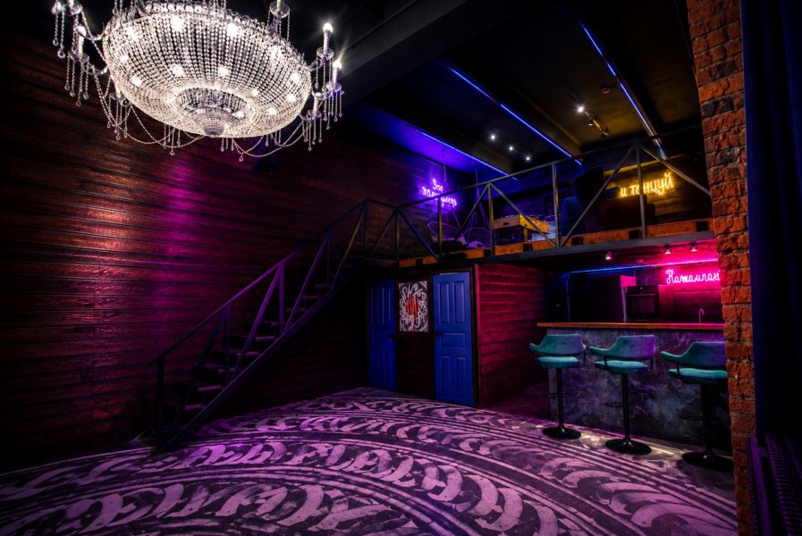 Cactus loft | Роскошный двухуровневый лофт | Удобная барная зона с кухней на первом этаже, лаундж-зона на втором — фото 8