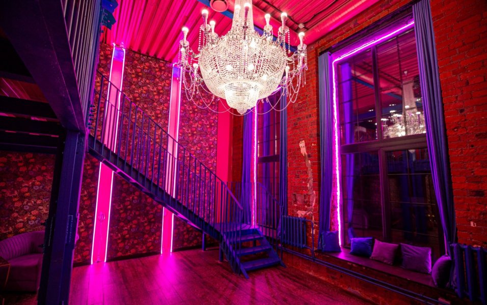 Candy Loft - двухэтажный лофт в ярких тонах с большими окнами на Бауманской — фото 1