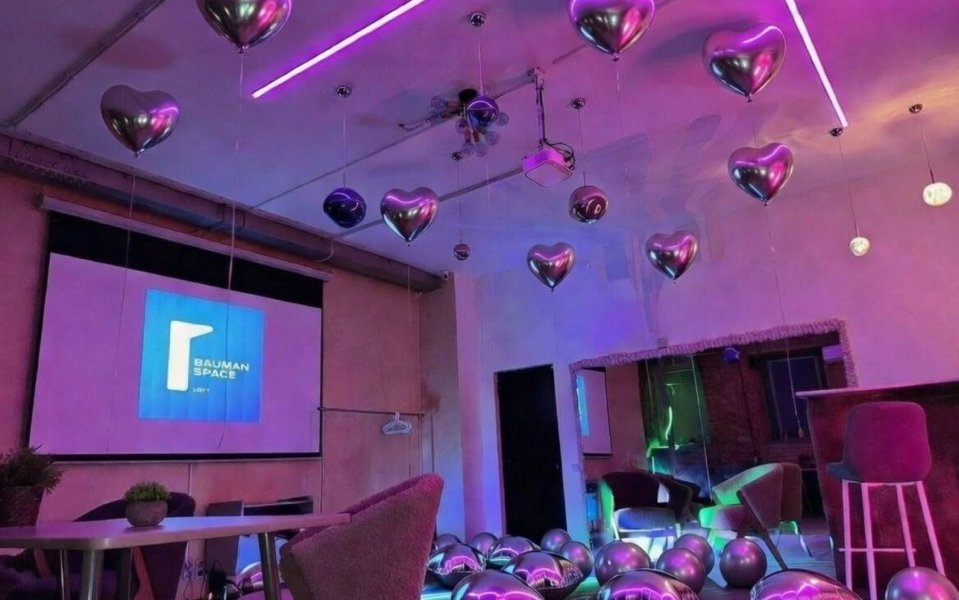 Лофт Флаффи с мягкими диванами и разноцветным неоном — фото 1