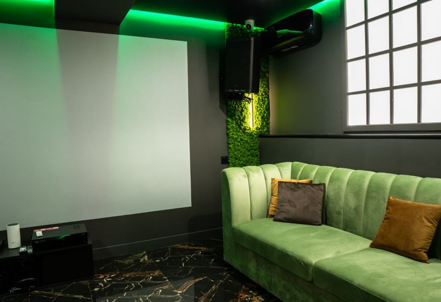 N-joy community, Зал третий - уютный караоке-лофт в стиле джунглей — фото 7