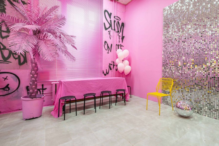 Pink Photo Studio, Зал TOMMY - неповторимый лофт с розовой машиной — фото 4