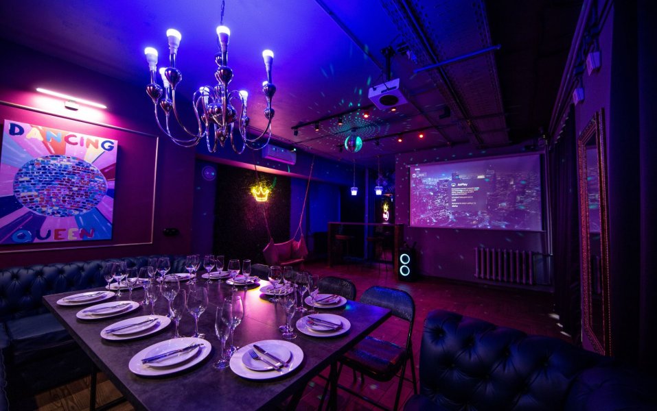 Queen Loft - классический лофт в темных и бордовых тонах с фотозоной и барной стойкой на Бауманской — фото 1