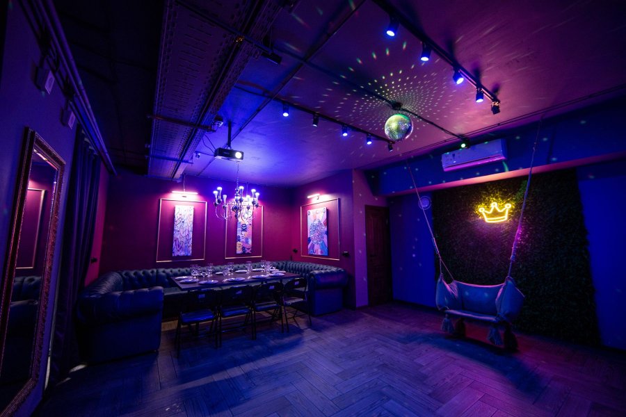 Queen Loft - классический лофт в темных и бордовых тонах с фотозоной и барной стойкой на Бауманской — фото 2