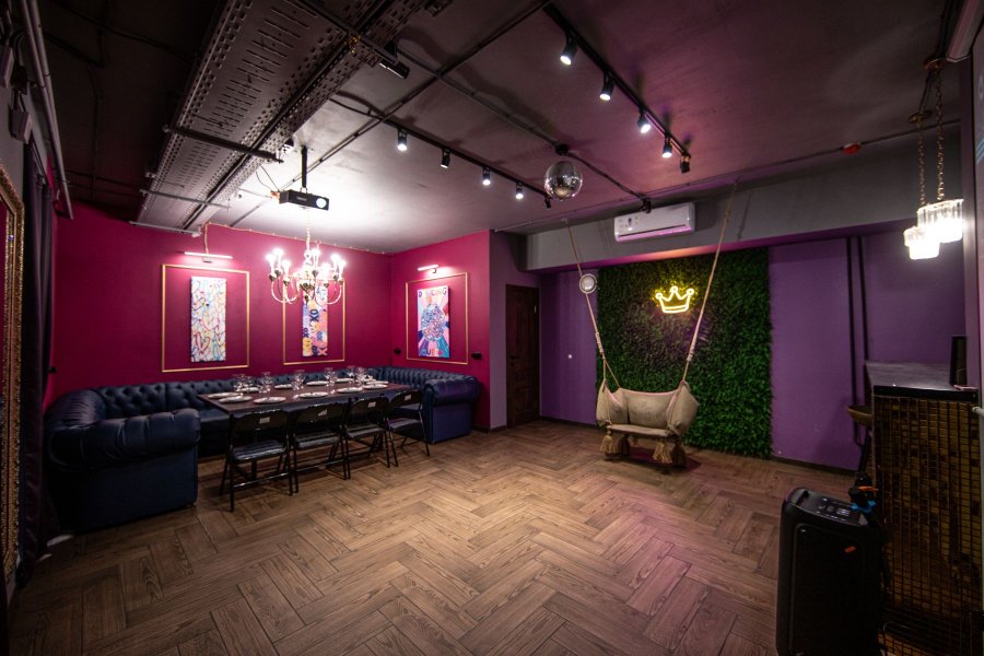 Queen Loft - классический лофт в темных и бордовых тонах с фотозоной и барной стойкой на Бауманской — фото 3
