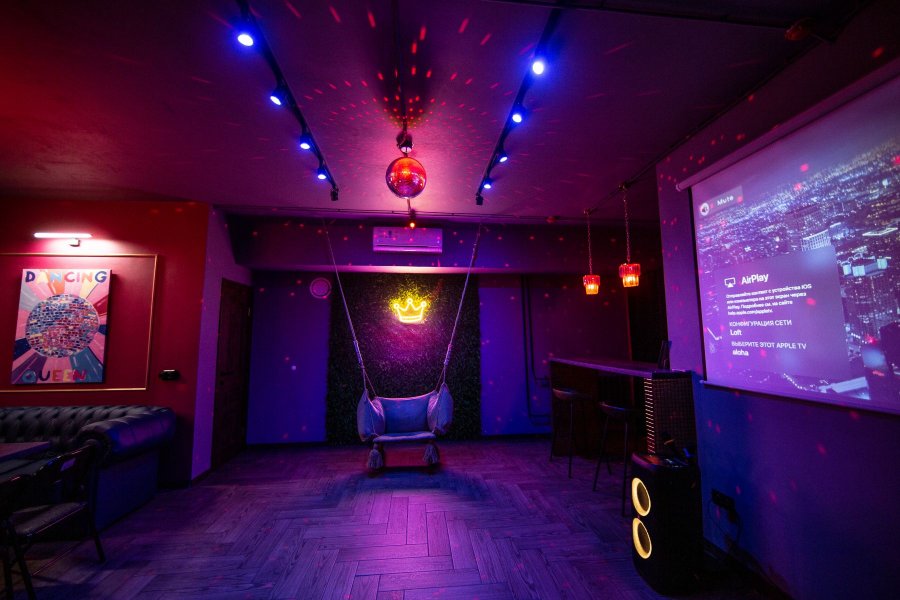 Queen Loft - классический лофт в темных и бордовых тонах с фотозоной и барной стойкой на Бауманской — фото 4