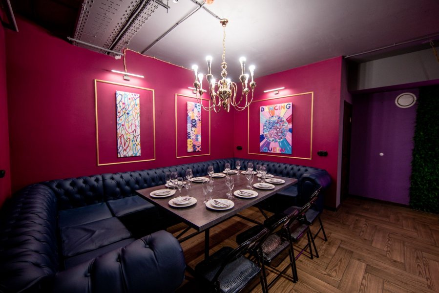 Queen Loft - классический лофт в темных и бордовых тонах с фотозоной и барной стойкой на Бауманской — фото 6