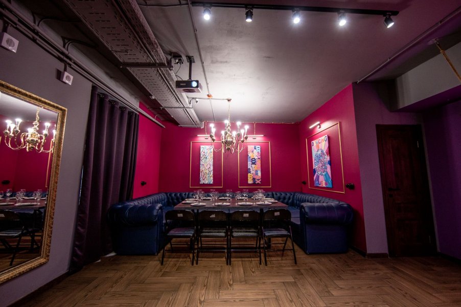 Queen Loft - классический лофт в темных и бордовых тонах с фотозоной и барной стойкой на Бауманской — фото 7