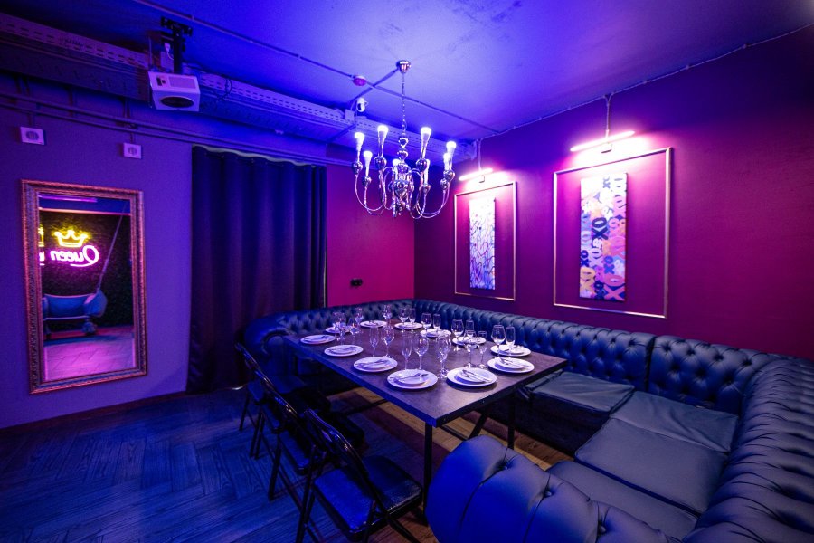 Queen Loft - классический лофт в темных и бордовых тонах с фотозоной и барной стойкой на Бауманской — фото 8