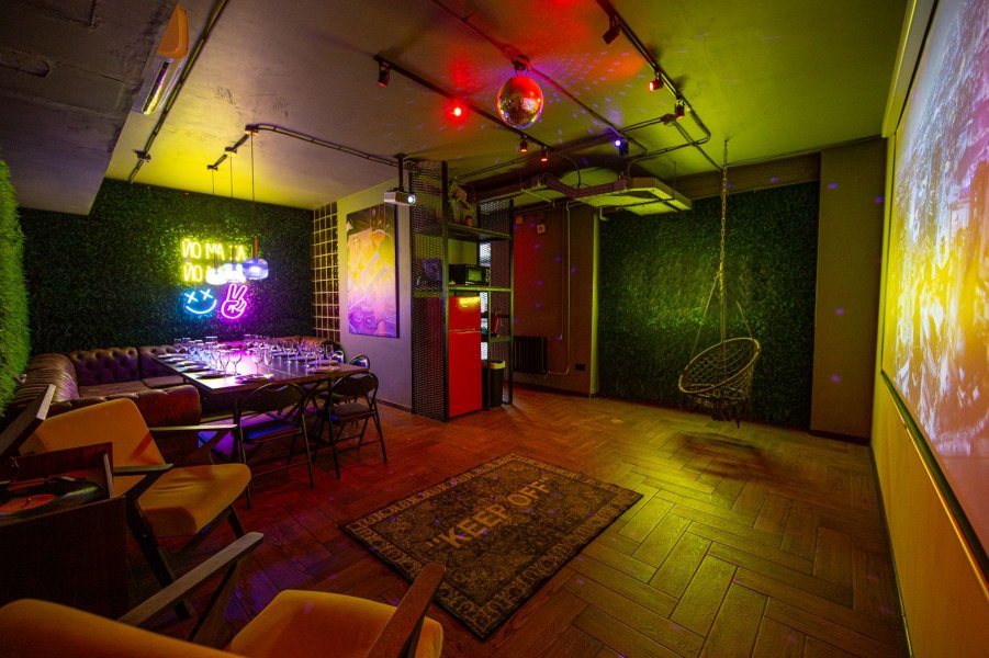 Radiola Loft - зал в современном минимальном стиле и зеленых оттенках природы на Бауманской — фото 2