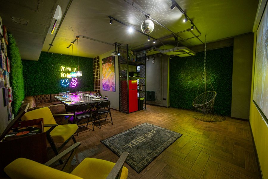 Radiola Loft - зал в современном минимальном стиле и зеленых оттенках природы на Бауманской — фото 4