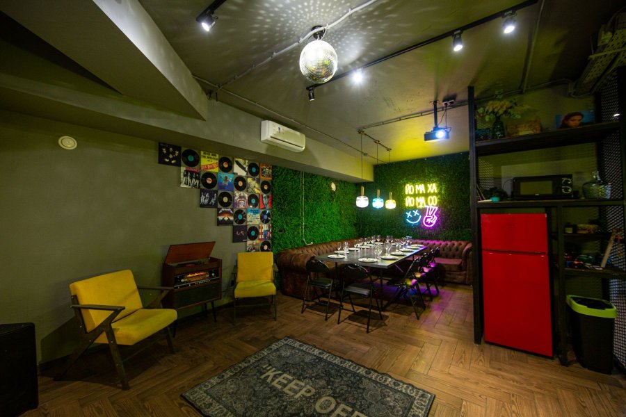 Radiola Loft - зал в современном минимальном стиле и зеленых оттенках природы на Бауманской — фото 5