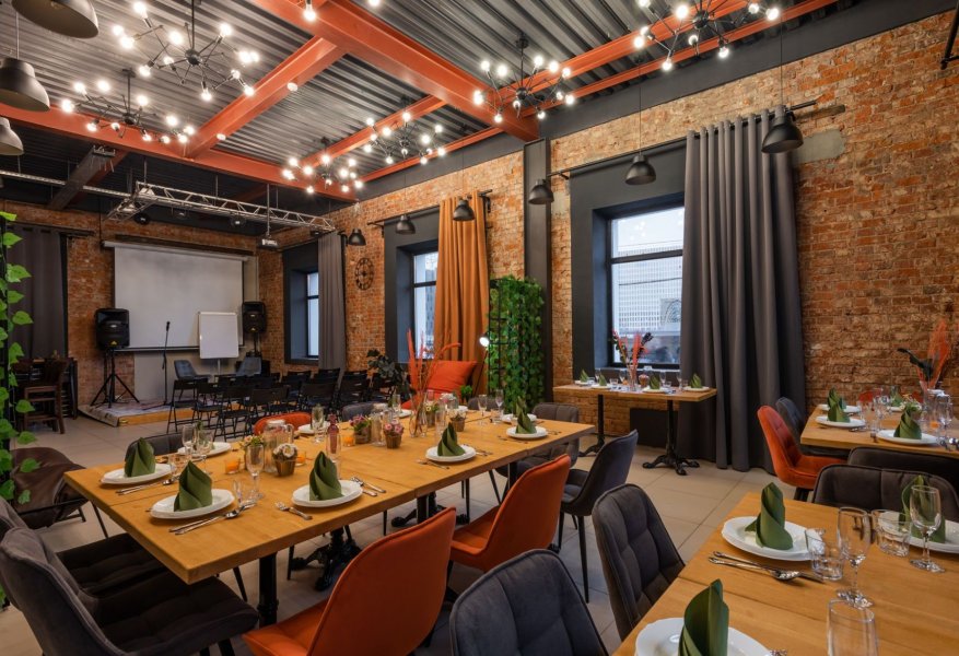 River.Loft - зал в светлых тонах с видом на набережную Москвы-реки на Тульской — фото 1