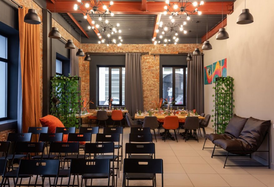 River.Loft - зал в светлых тонах с видом на набережную Москвы-реки на Тульской — фото 4